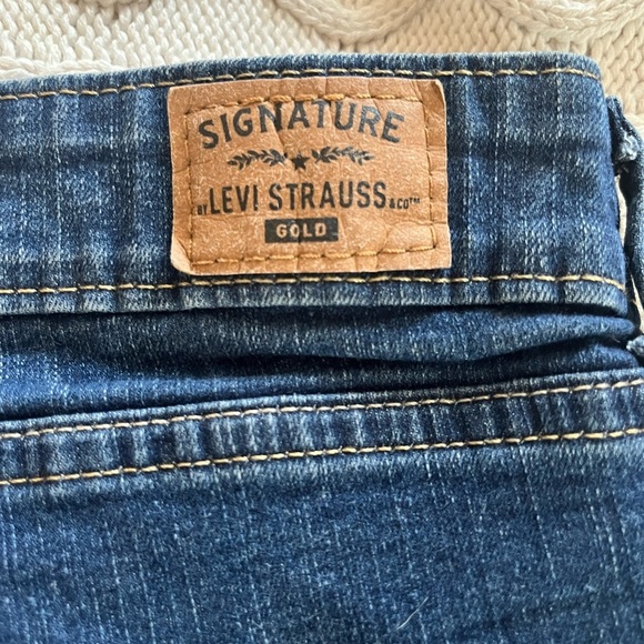 Levi’s Signature denim Distressed Medium Wash Cuffed Jean Shorts Size 24 Plus - Picture 6 of 16